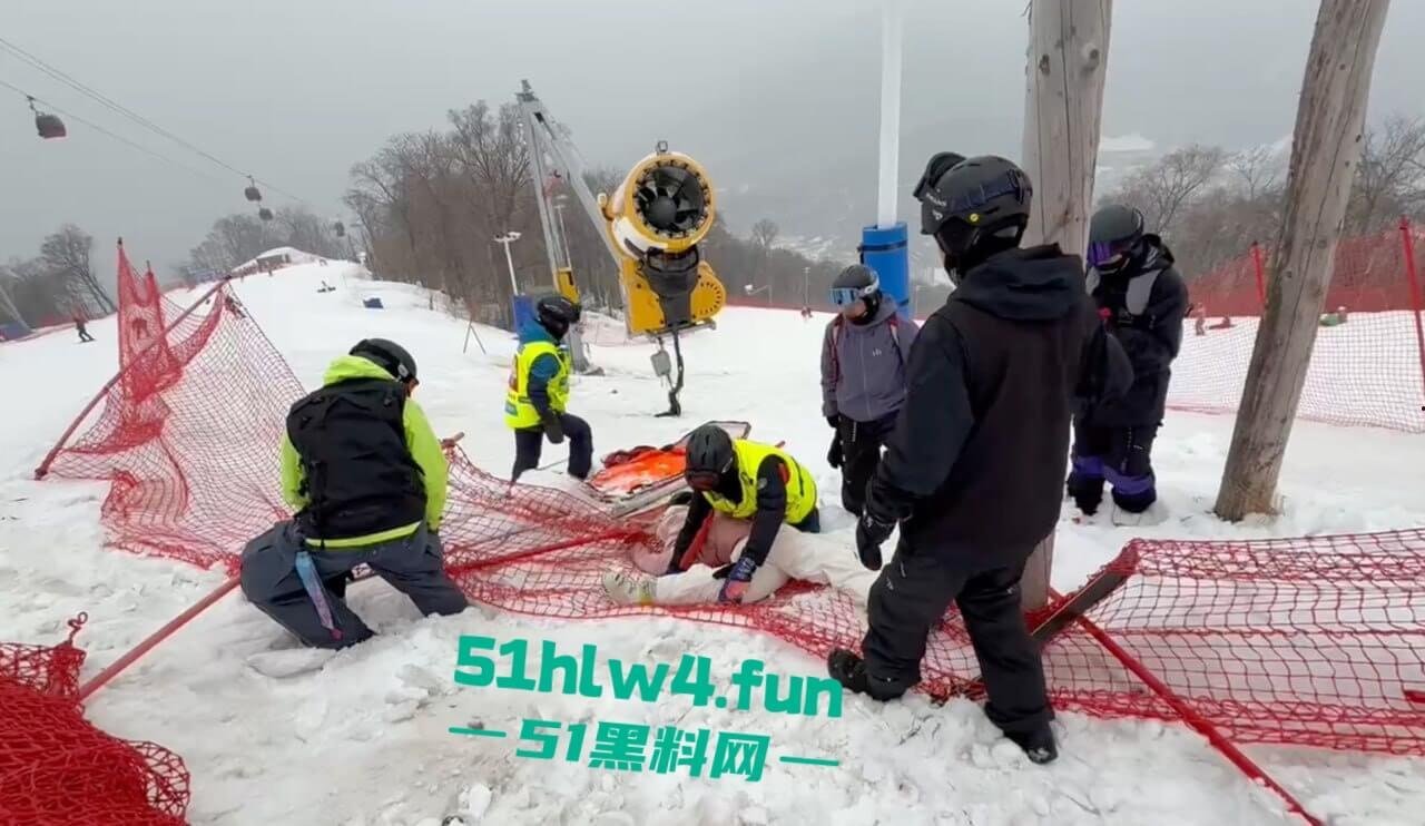 北大湖滑雪场新手滑雪妹,误入中高级滑道滑雪,不慎摔飞被撞到变形断腿场面超吓人。 第5张 北大湖滑雪场新手滑雪妹,误入中高级滑道滑雪,不慎摔飞被撞到变形断腿场面超吓人。 第5张