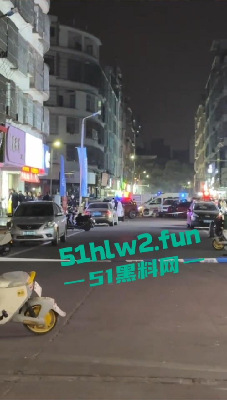 广东揭阳二奶街突发血案,男子美容店内行凶捅店长后自残,警察现场处理成瓜友焦点! 第1张 广东揭阳二奶街突发血案,男子美容店内行凶捅店长后自残,警察现场处理成瓜友焦点! 第1张