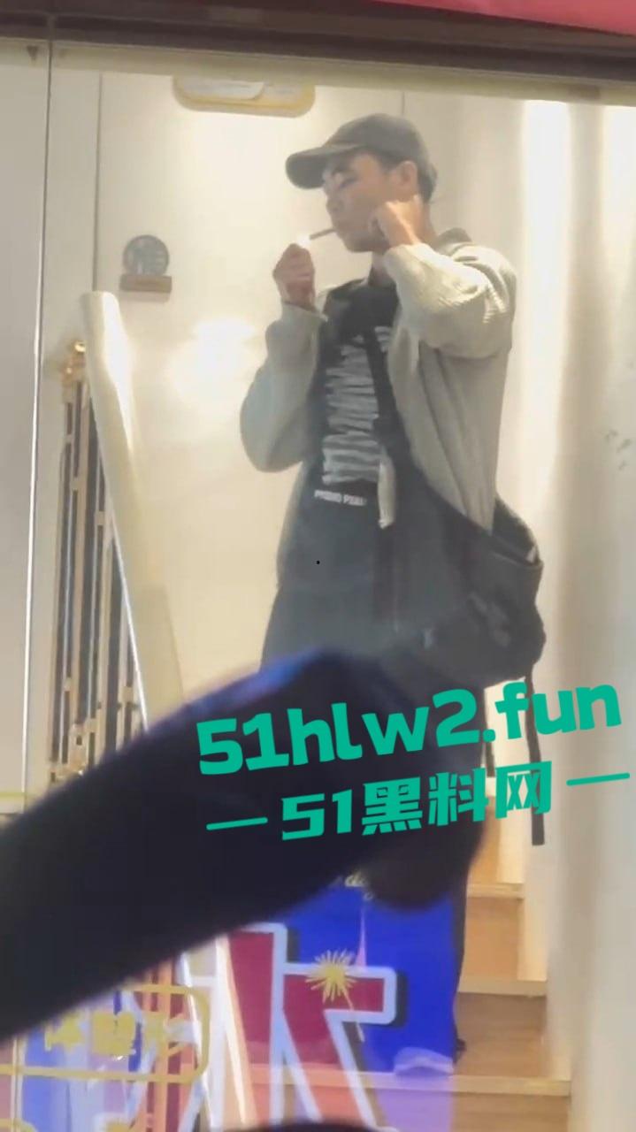 广东揭阳二奶街突发血案,男子美容店内行凶捅店长后自残,警察现场处理成瓜友焦点! 第2张 广东揭阳二奶街突发血案,男子美容店内行凶捅店长后自残,警察现场处理成瓜友焦点! 第2张