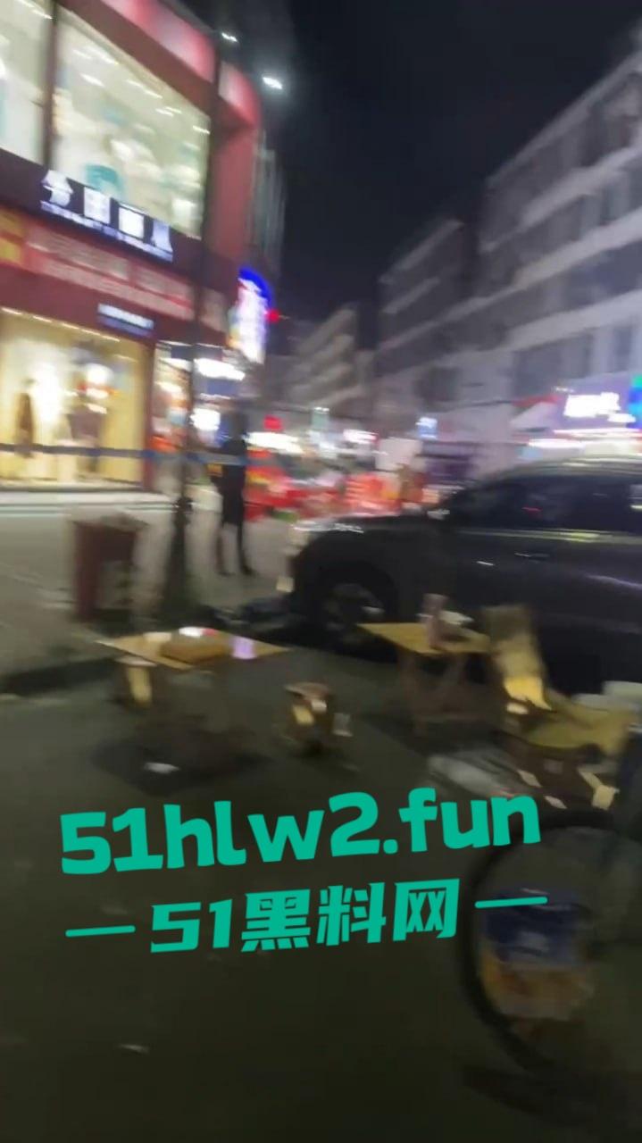广东揭阳二奶街突发血案,男子美容店内行凶捅店长后自残,警察现场处理成瓜友焦点! 第3张 广东揭阳二奶街突发血案,男子美容店内行凶捅店长后自残,警察现场处理成瓜友焦点! 第3张