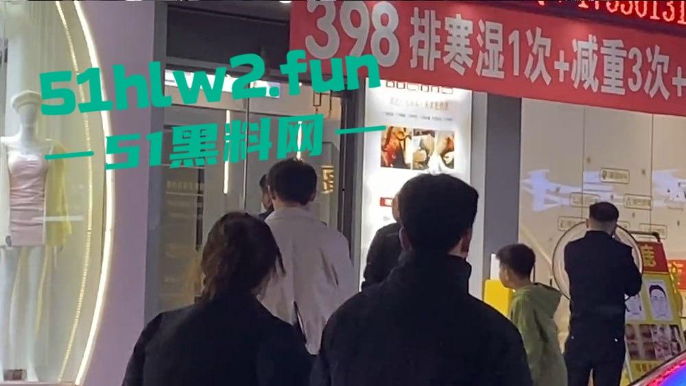 广东揭阳二奶街突发血案,男子美容店内行凶捅店长后自残,警察现场处理成瓜友焦点! 第5张 广东揭阳二奶街突发血案,男子美容店内行凶捅店长后自残,警察现场处理成瓜友焦点! 第5张