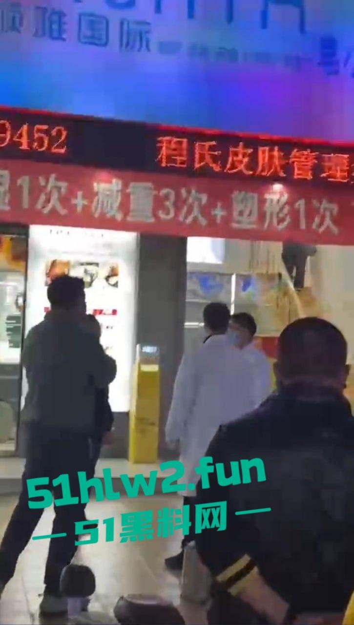 广东揭阳二奶街突发血案,男子美容店内行凶捅店长后自残,警察现场处理成瓜友焦点! 第7张 广东揭阳二奶街突发血案,男子美容店内行凶捅店长后自残,警察现场处理成瓜友焦点! 第7张
