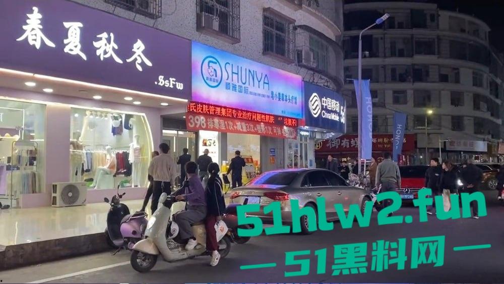 广东揭阳二奶街突发血案,男子美容店内行凶捅店长后自残,警察现场处理成瓜友焦点! 第8张 广东揭阳二奶街突发血案,男子美容店内行凶捅店长后自残,警察现场处理成瓜友焦点! 第8张