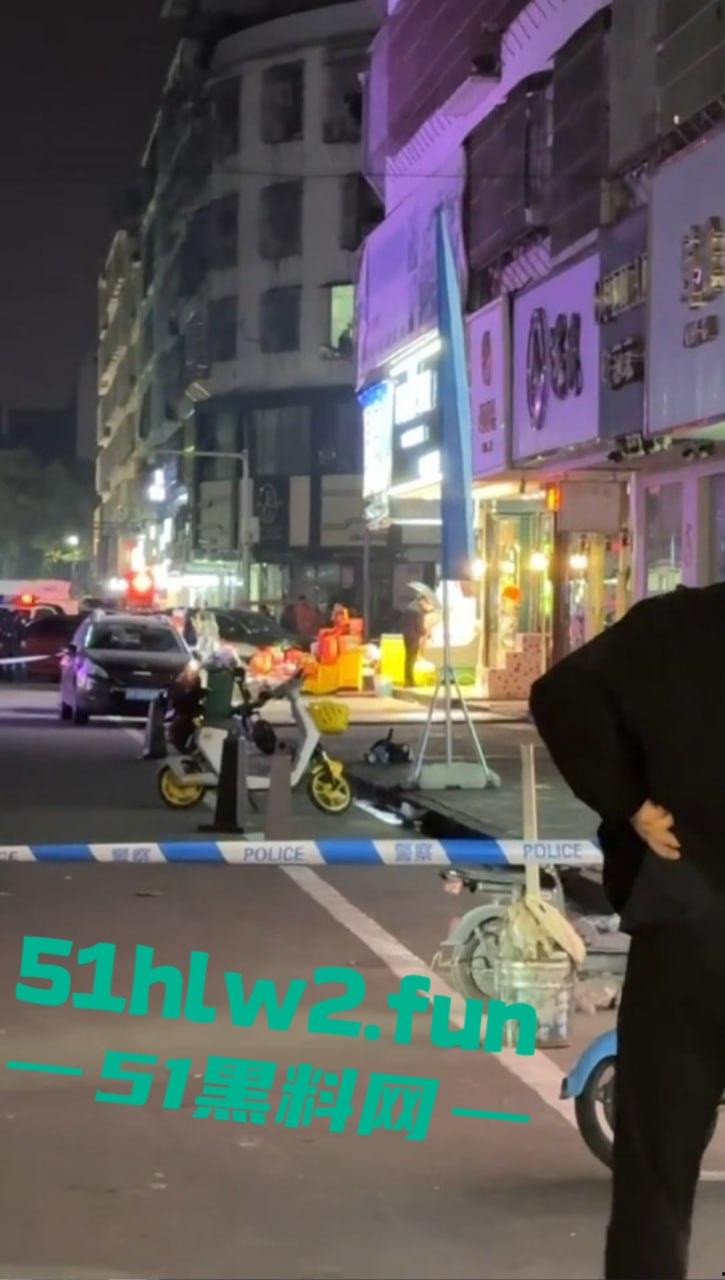 广东揭阳二奶街突发血案,男子美容店内行凶捅店长后自残,警察现场处理成瓜友焦点! 第11张 广东揭阳二奶街突发血案,男子美容店内行凶捅店长后自残,警察现场处理成瓜友焦点! 第11张