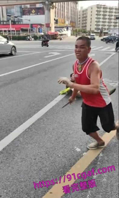 广西南宁兴宁区近日发生一起街头抢劫伤人事件抢劫后持刀无差别捅人  第1张