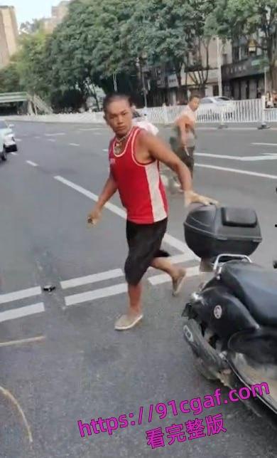 广西南宁兴宁区近日发生一起街头抢劫伤人事件抢劫后持刀无差别捅人  第2张