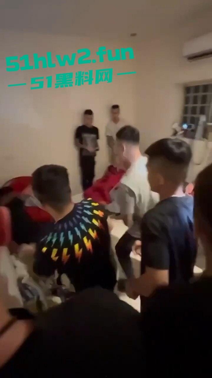 台湾直播主遭一群人拳打脚踢,直播间瞬间变战场,棍子都拿出来了招呼着打,实在是辣眼! 第1张 台湾直播主遭一群人拳打脚踢,直播间瞬间变战场,棍子都拿出来了招呼着打,实在是辣眼! 第1张