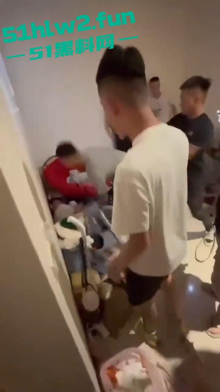 台湾直播主遭一群人拳打脚踢,直播间瞬间变战场,棍子都拿出来了招呼着打,实在是辣眼! 第3张 台湾直播主遭一群人拳打脚踢,直播间瞬间变战场,棍子都拿出来了招呼着打,实在是辣眼! 第3张