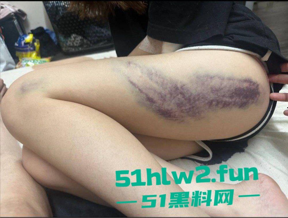 台湾直播主遭一群人拳打脚踢,直播间瞬间变战场,棍子都拿出来了招呼着打,实在是辣眼! 第5张 台湾直播主遭一群人拳打脚踢,直播间瞬间变战场,棍子都拿出来了招呼着打,实在是辣眼! 第5张