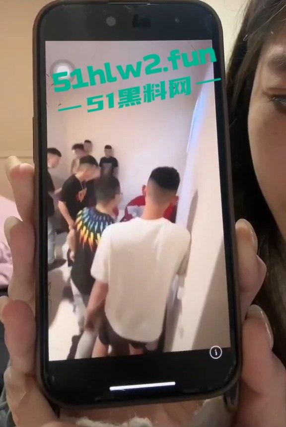 台湾直播主遭一群人拳打脚踢,直播间瞬间变战场,棍子都拿出来了招呼着打,实在是辣眼! 第6张 台湾直播主遭一群人拳打脚踢,直播间瞬间变战场,棍子都拿出来了招呼着打,实在是辣眼! 第6张