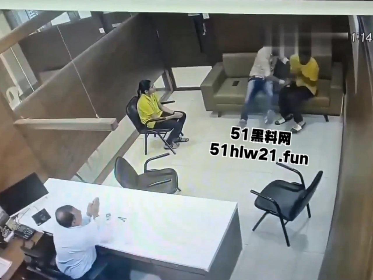 印度保险公司杀人案,男子母亲生病住院找医保公司报销,结果各种理由推脱遭男子持刀猛捅。 第3张 印度保险公司杀人案,男子母亲生病住院找医保公司报销,结果各种理由推脱遭男子持刀猛捅。 第3张