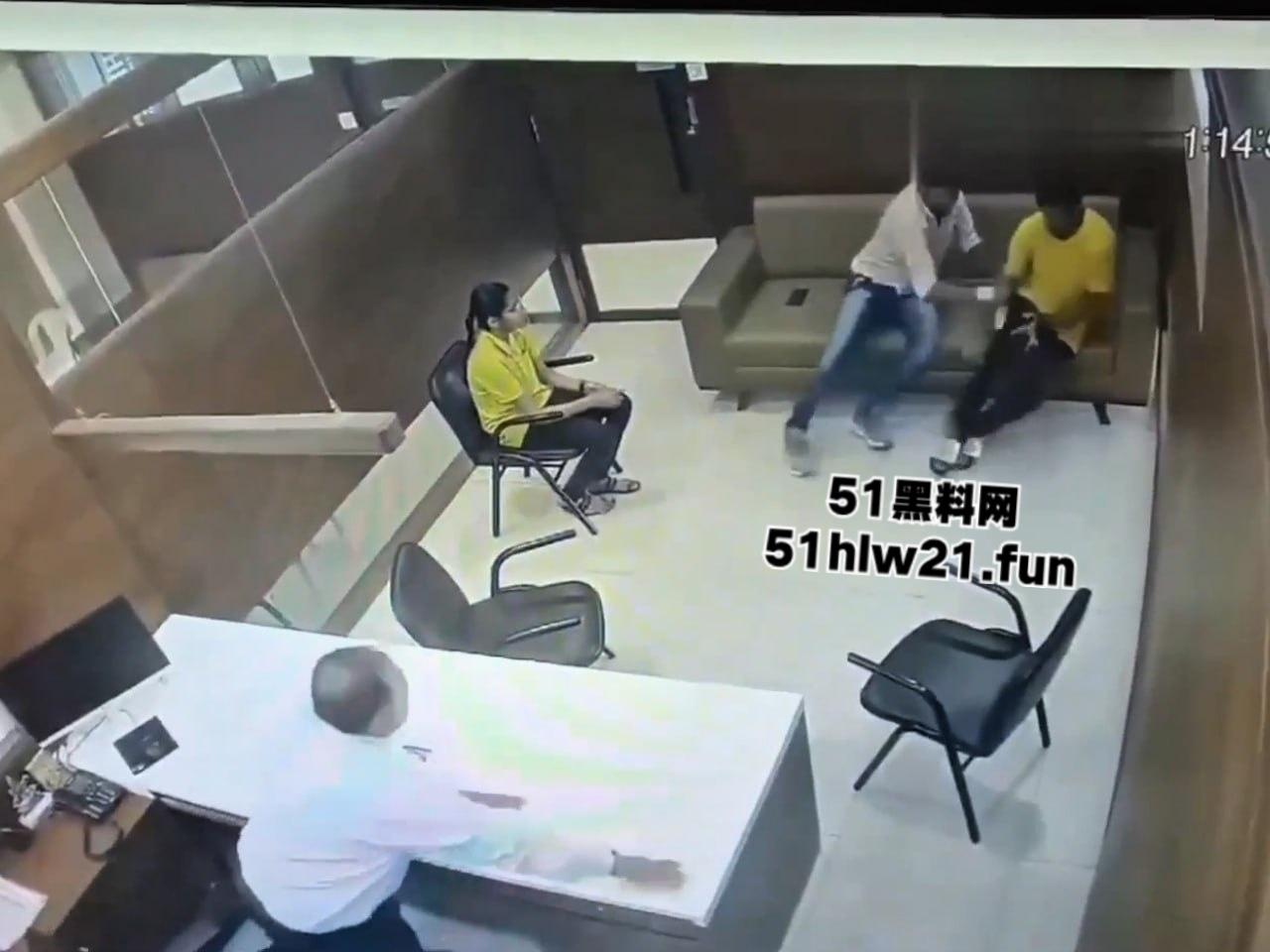 印度保险公司杀人案,男子母亲生病住院找医保公司报销,结果各种理由推脱遭男子持刀猛捅。 第4张 印度保险公司杀人案,男子母亲生病住院找医保公司报销,结果各种理由推脱遭男子持刀猛捅。 第4张