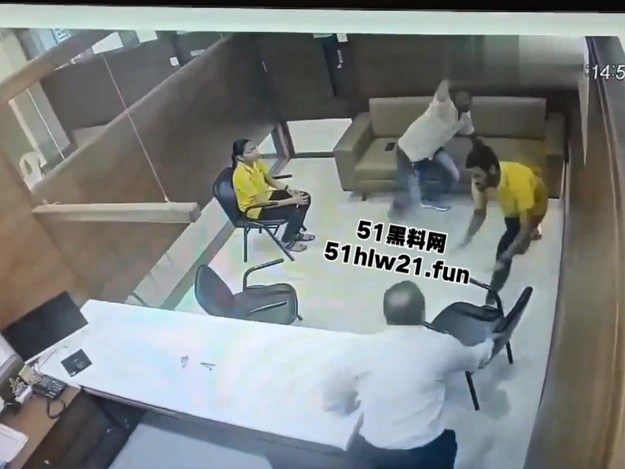 印度保险公司杀人案,男子母亲生病住院找医保公司报销,结果各种理由推脱遭男子持刀猛捅。 第5张 印度保险公司杀人案,男子母亲生病住院找医保公司报销,结果各种理由推脱遭男子持刀猛捅。 第5张