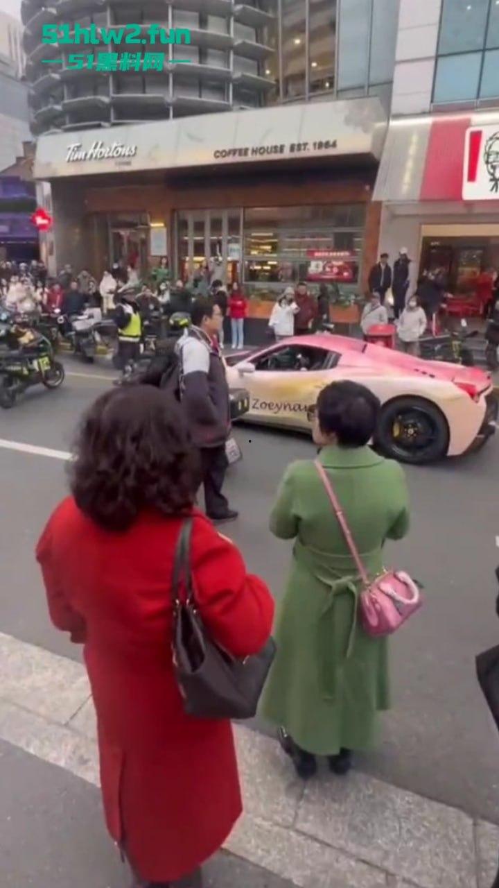 玩大了!抖音女网红【周艺zoyenana】为博眼球开法拉利横冲直撞玩炫富,被警察连人带车一起押走。 第1张 玩大了!抖音女网红【周艺zoyenana】为博眼球开法拉利横冲直撞玩炫富,被警察连人带车一起押走。 第1张