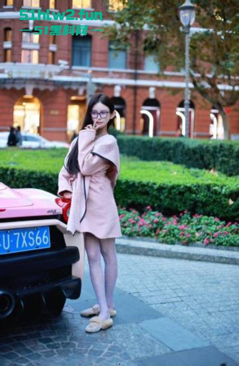 玩大了!抖音女网红【周艺zoyenana】为博眼球开法拉利横冲直撞玩炫富,被警察连人带车一起押走。 第3张 玩大了!抖音女网红【周艺zoyenana】为博眼球开法拉利横冲直撞玩炫富,被警察连人带车一起押走。 第3张