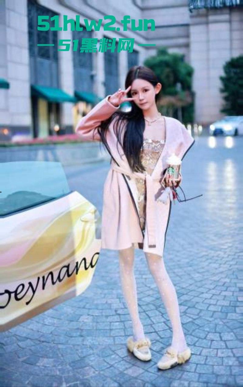 玩大了!抖音女网红【周艺zoyenana】为博眼球开法拉利横冲直撞玩炫富,被警察连人带车一起押走。 第5张 玩大了!抖音女网红【周艺zoyenana】为博眼球开法拉利横冲直撞玩炫富,被警察连人带车一起押走。 第5张