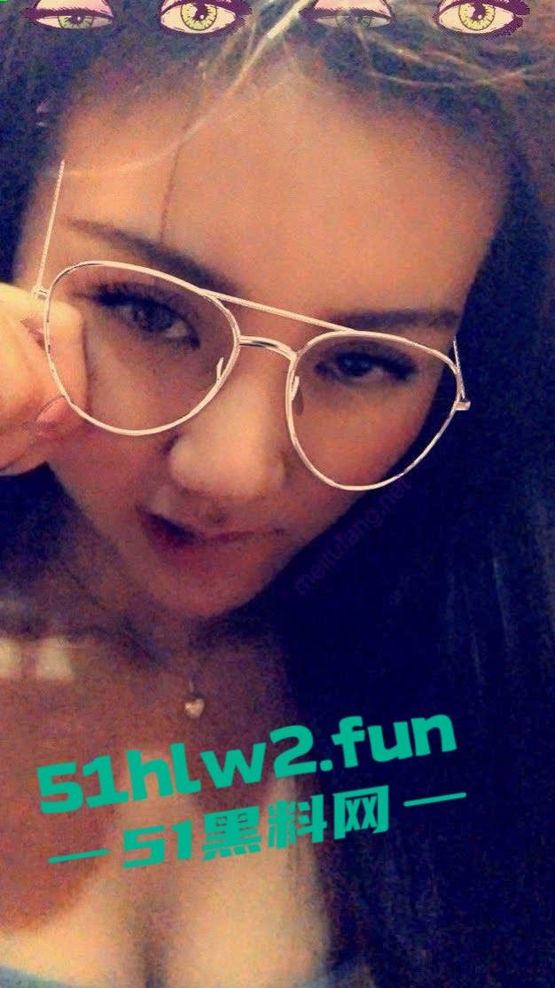 重庆骚人妻【刘霞】裸聊自慰，约炮酒店大战，骚逼掰开还是粉嫩的，就是开口大了点，估计是操多了！  第4张