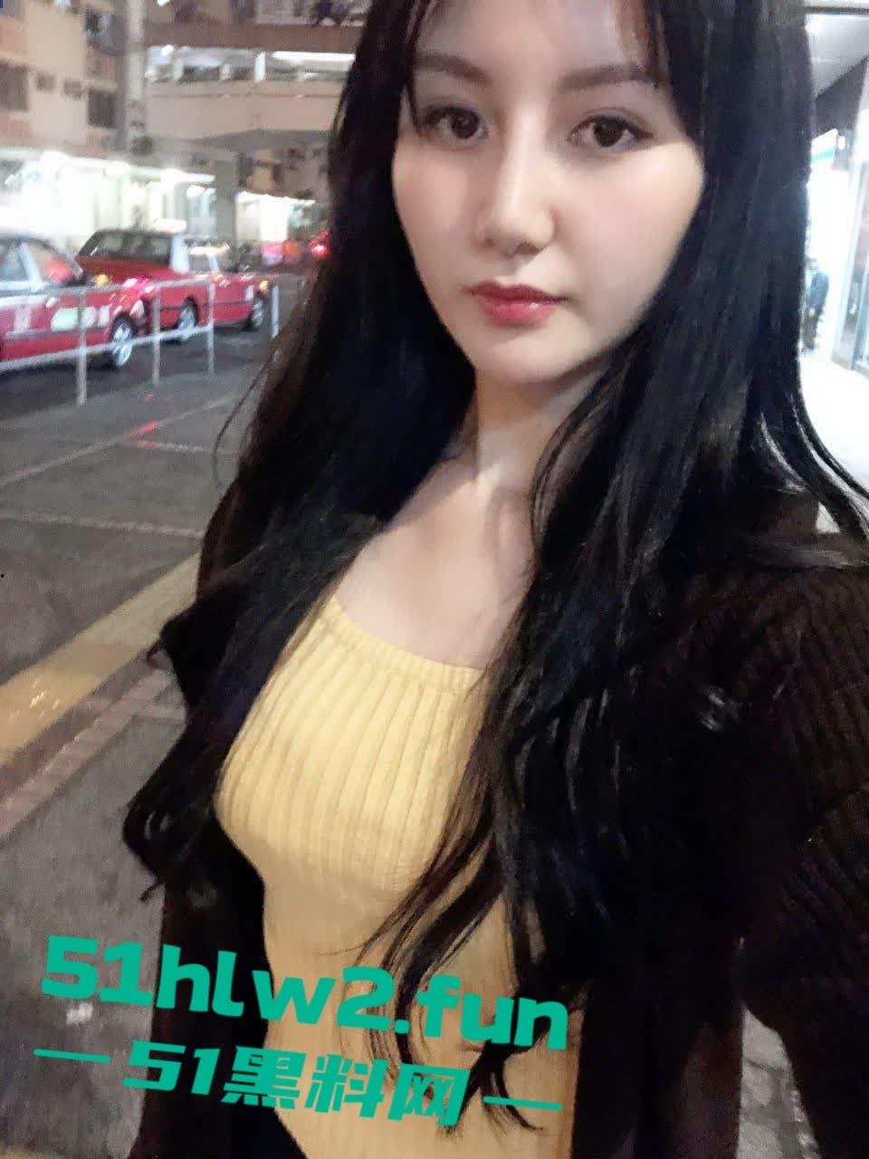 重庆骚人妻【刘霞】裸聊自慰，约炮酒店大战，骚逼掰开还是粉嫩的，就是开口大了点，估计是操多了！  第13张