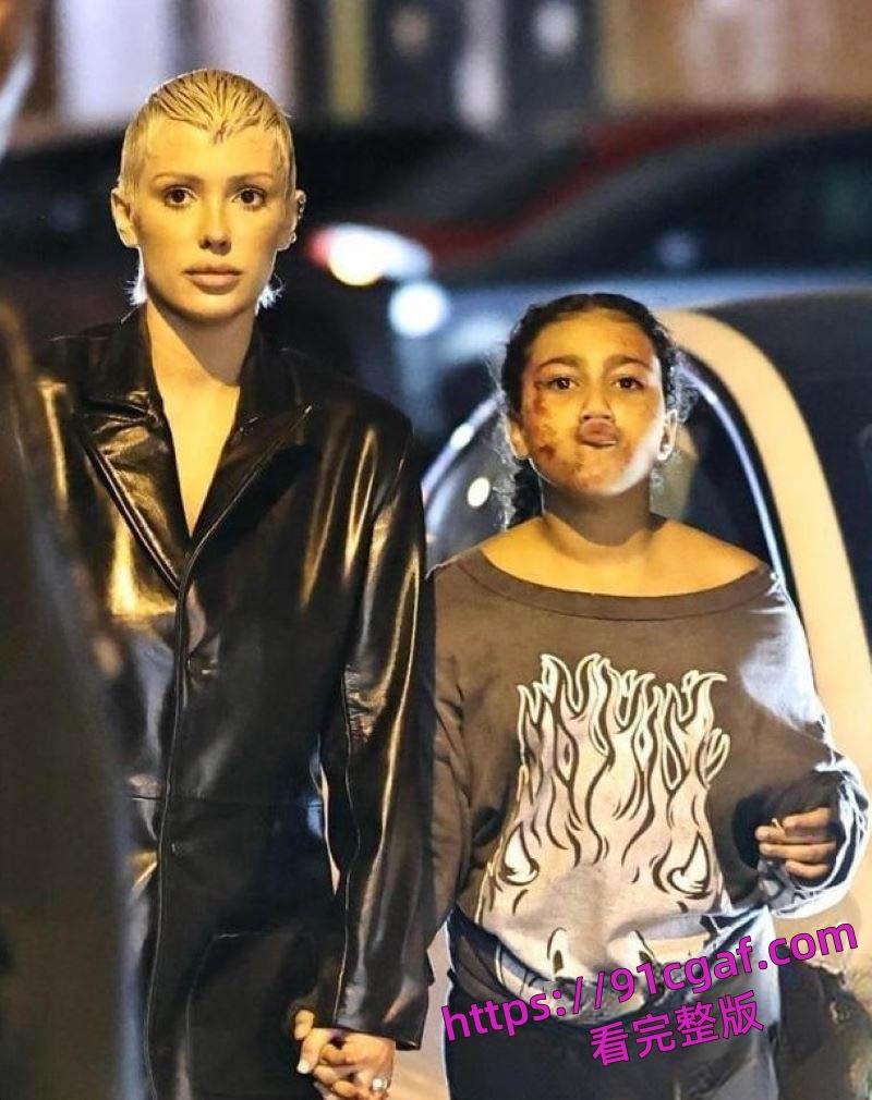 侃爷生日宴带12岁女儿参加人体宴盛会 将女儿献给吹牛老爹场面极度淫乱！  第4张