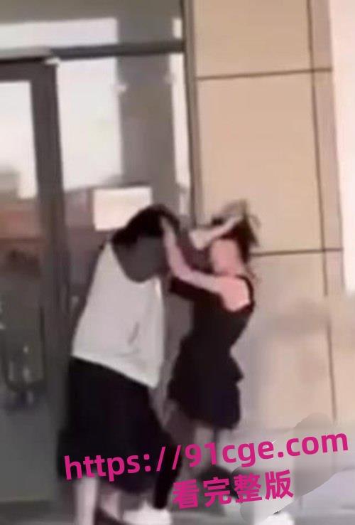 内蒙古鄂托克旗精神小妹郭安棋为爱疯狂!怒砍情敌刘筱萸头破血流! 第4张 内蒙古鄂托克旗精神小妹郭安棋为爱疯狂!怒砍情敌刘筱萸头破血流! 第4张