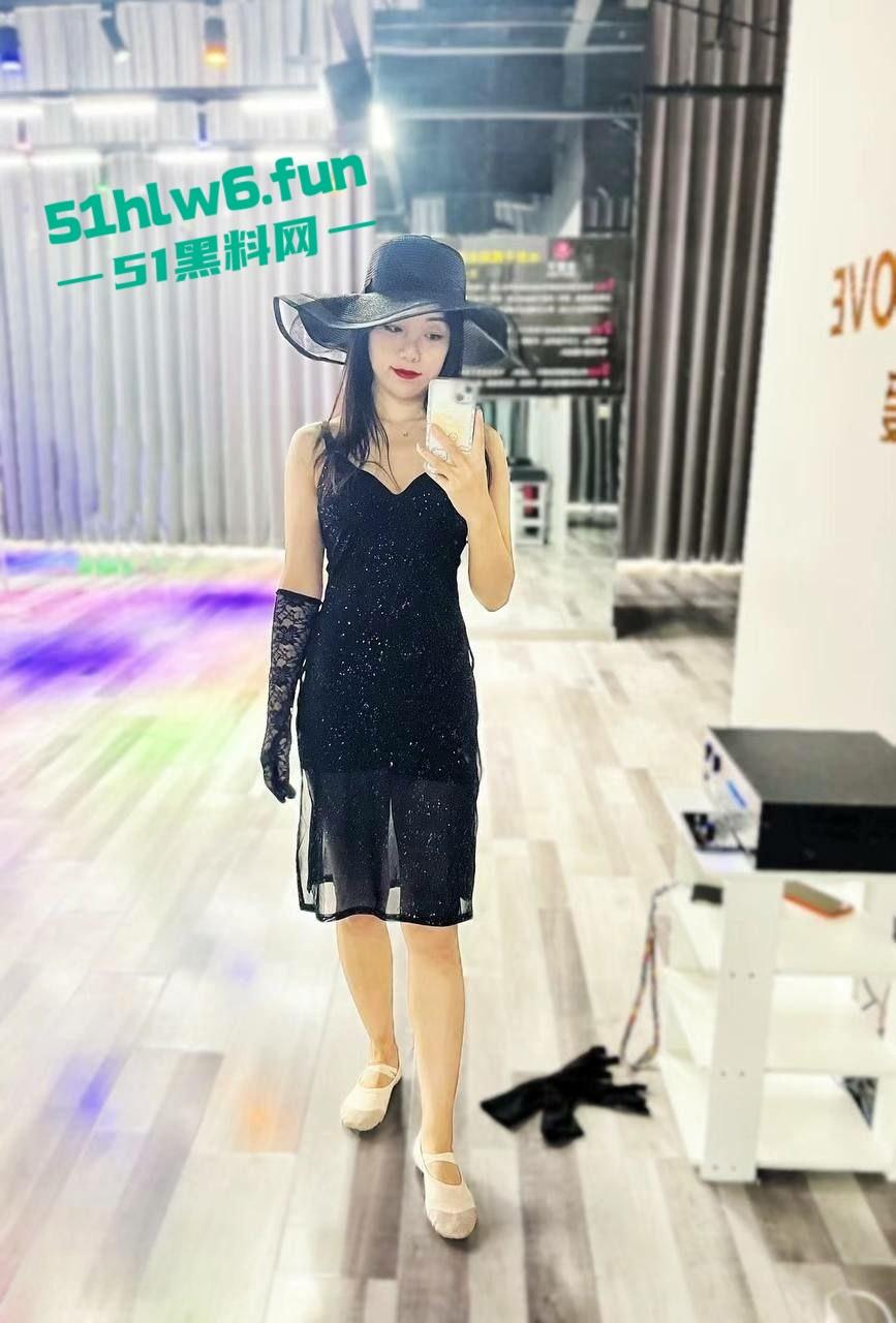 河南师范大学【梁雅倩】高颜值反差尤物，细腰长腿小穴粉嫩背着男友和土豪裸聊被男友发现后曝光。  第8张