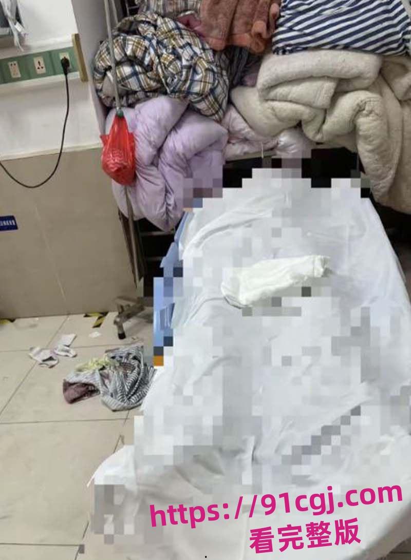 夜真人cs俱乐部 顾客在商场玩真人CS 商家用帆布当掩体导致顾客掉下去摔死!  第2张