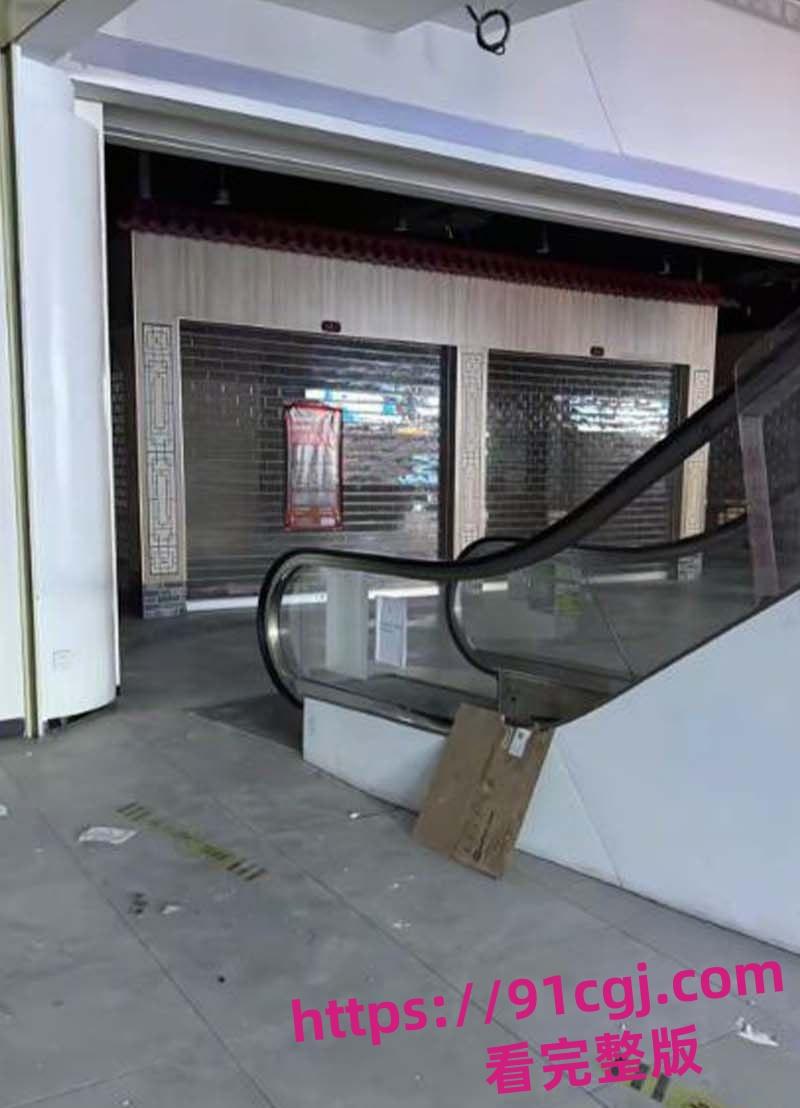 夜真人cs俱乐部 顾客在商场玩真人CS 商家用帆布当掩体导致顾客掉下去摔死!  第3张