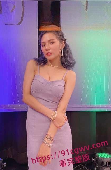 台湾综艺女星G奶熊熊(卓毓彤)性爱影片曝光 吃鸡吧技术真好，不过这个骚逼有点黑了  第1张