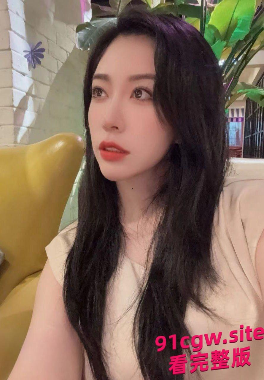 40岁的少儿频道主持和19岁的女儿误导学生一起服侍金主不雅视频曝 第2张 40岁的少儿频道主持和19岁的女儿误导学生一起服侍金主不雅视频曝 第2张