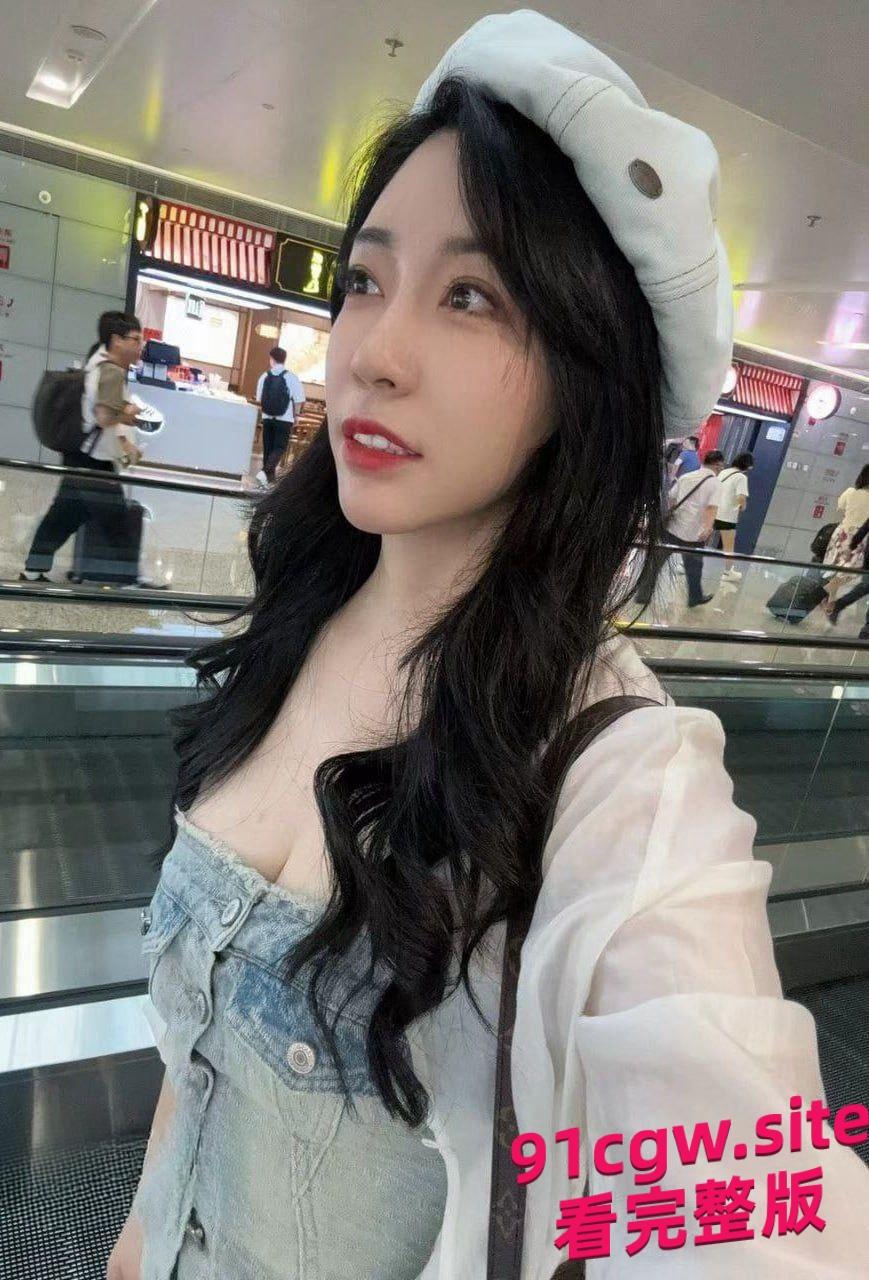 40岁的少儿频道主持和19岁的女儿误导学生一起服侍金主不雅视频曝 第3张 40岁的少儿频道主持和19岁的女儿误导学生一起服侍金主不雅视频曝 第3张