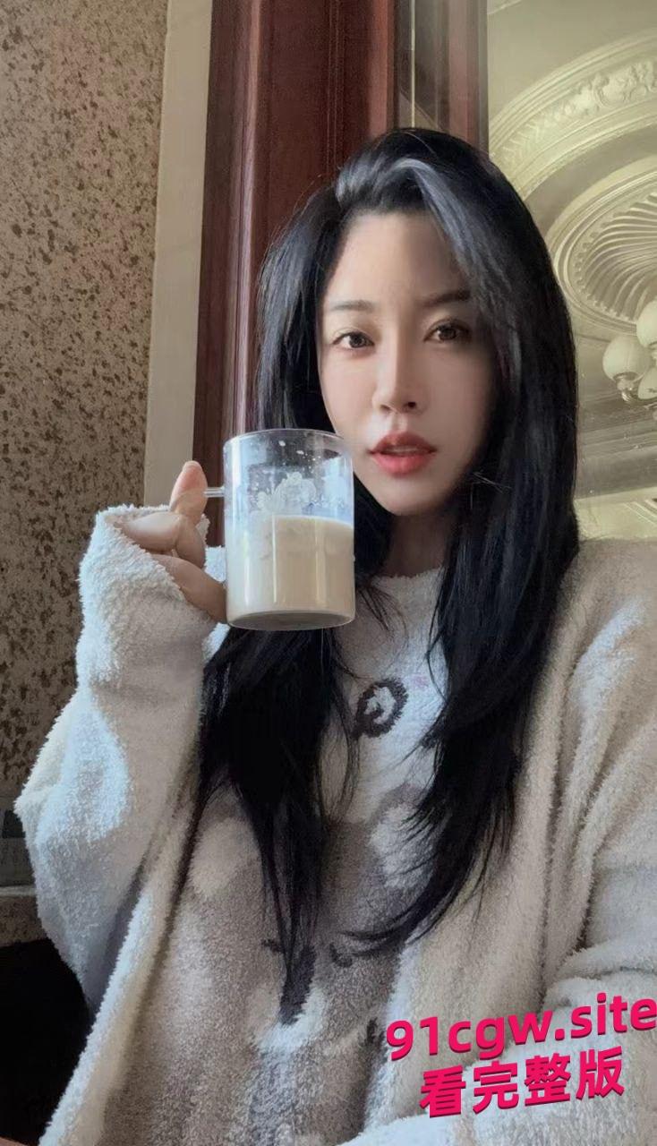 40岁的少儿频道主持和19岁的女儿误导学生一起服侍金主不雅视频曝 第4张 40岁的少儿频道主持和19岁的女儿误导学生一起服侍金主不雅视频曝 第4张