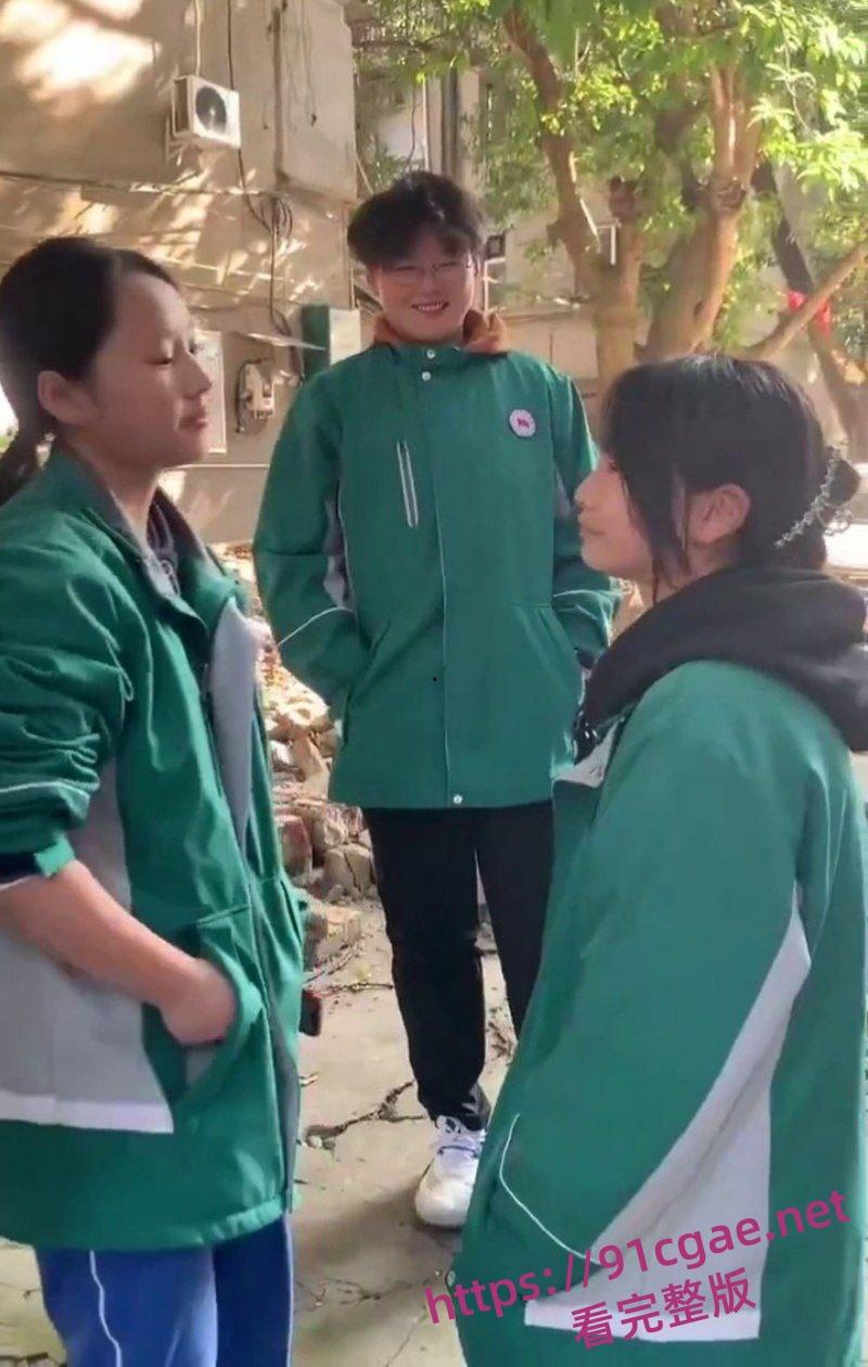 阆中中学女生霸凌事件 女高中生接连被扇大耳光不闪不避 硬气的一逼 男生们围观全程笑嘻嘻 第1张 阆中中学女生霸凌事件 女高中生接连被扇大耳光不闪不避 硬气的一逼 男生们围观全程笑嘻嘻 第1张