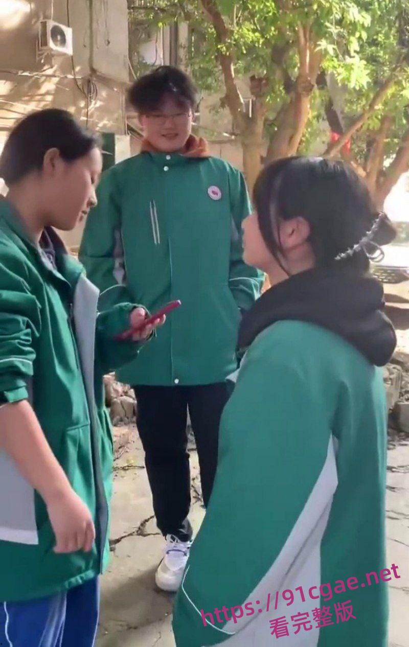 阆中中学女生霸凌事件 女高中生接连被扇大耳光不闪不避 硬气的一逼 男生们围观全程笑嘻嘻 第2张 阆中中学女生霸凌事件 女高中生接连被扇大耳光不闪不避 硬气的一逼 男生们围观全程笑嘻嘻 第2张
