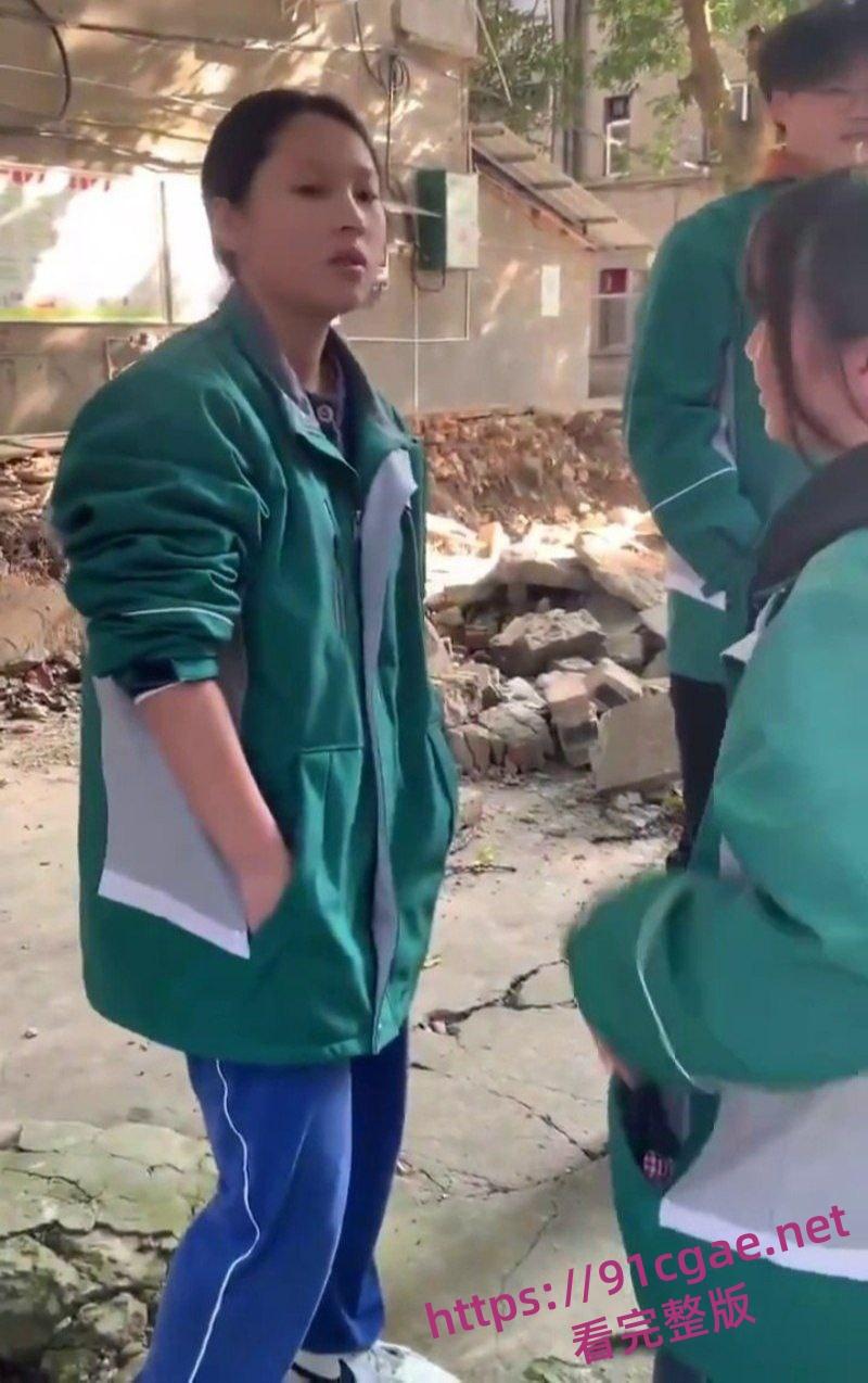 阆中中学女生霸凌事件 女高中生接连被扇大耳光不闪不避 硬气的一逼 男生们围观全程笑嘻嘻 第3张 阆中中学女生霸凌事件 女高中生接连被扇大耳光不闪不避 硬气的一逼 男生们围观全程笑嘻嘻 第3张