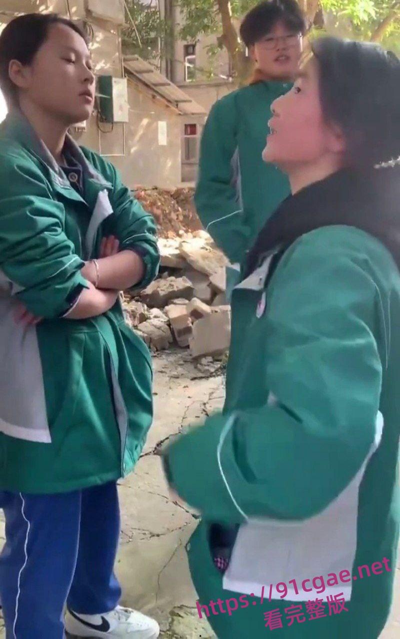 阆中中学女生霸凌事件 女高中生接连被扇大耳光不闪不避 硬气的一逼 男生们围观全程笑嘻嘻 第5张 阆中中学女生霸凌事件 女高中生接连被扇大耳光不闪不避 硬气的一逼 男生们围观全程笑嘻嘻 第5张