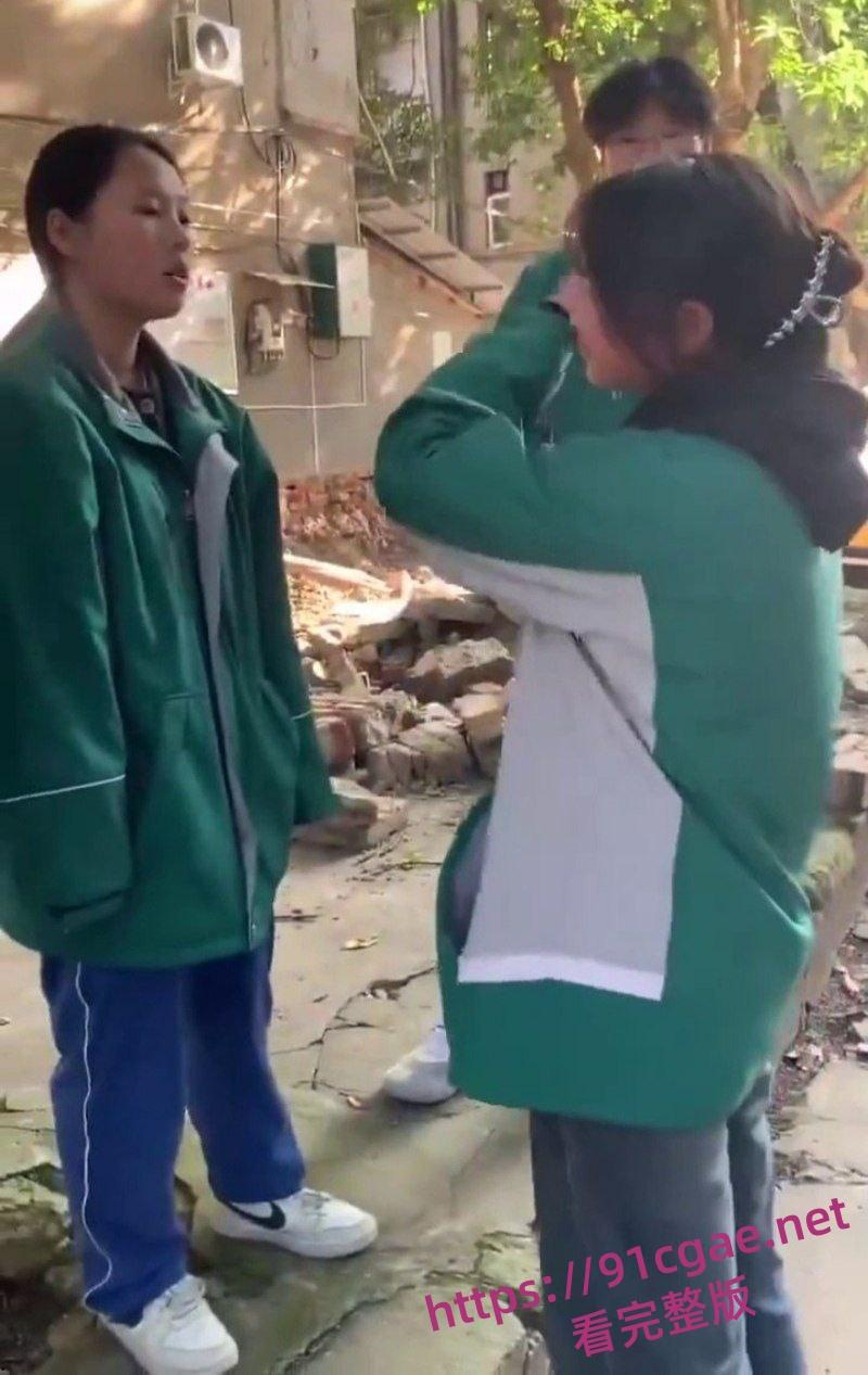 阆中中学女生霸凌事件 女高中生接连被扇大耳光不闪不避 硬气的一逼 男生们围观全程笑嘻嘻 第7张 阆中中学女生霸凌事件 女高中生接连被扇大耳光不闪不避 硬气的一逼 男生们围观全程笑嘻嘻 第7张