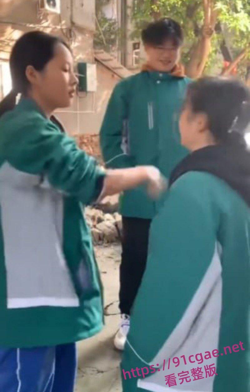 阆中中学女生霸凌事件 女高中生接连被扇大耳光不闪不避 硬气的一逼 男生们围观全程笑嘻嘻 第8张 阆中中学女生霸凌事件 女高中生接连被扇大耳光不闪不避 硬气的一逼 男生们围观全程笑嘻嘻 第8张