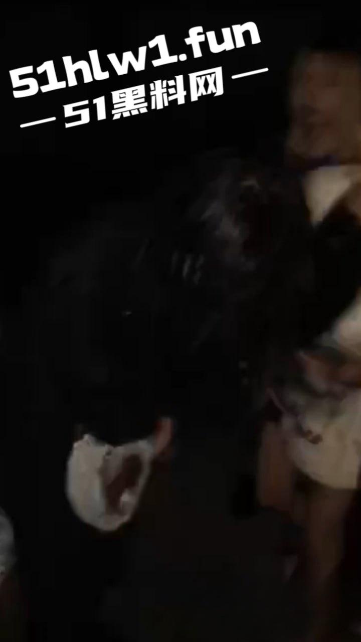 霸凌女的现世报!安徽铜陵精神小妹霸凌同班女生索要奶茶 被女生校外大姐头带人围殴 简直不要太爽! 第1张 霸凌女的现世报!安徽铜陵精神小妹霸凌同班女生索要奶茶 被女生校外大姐头带人围殴 简直不要太爽! 第1张