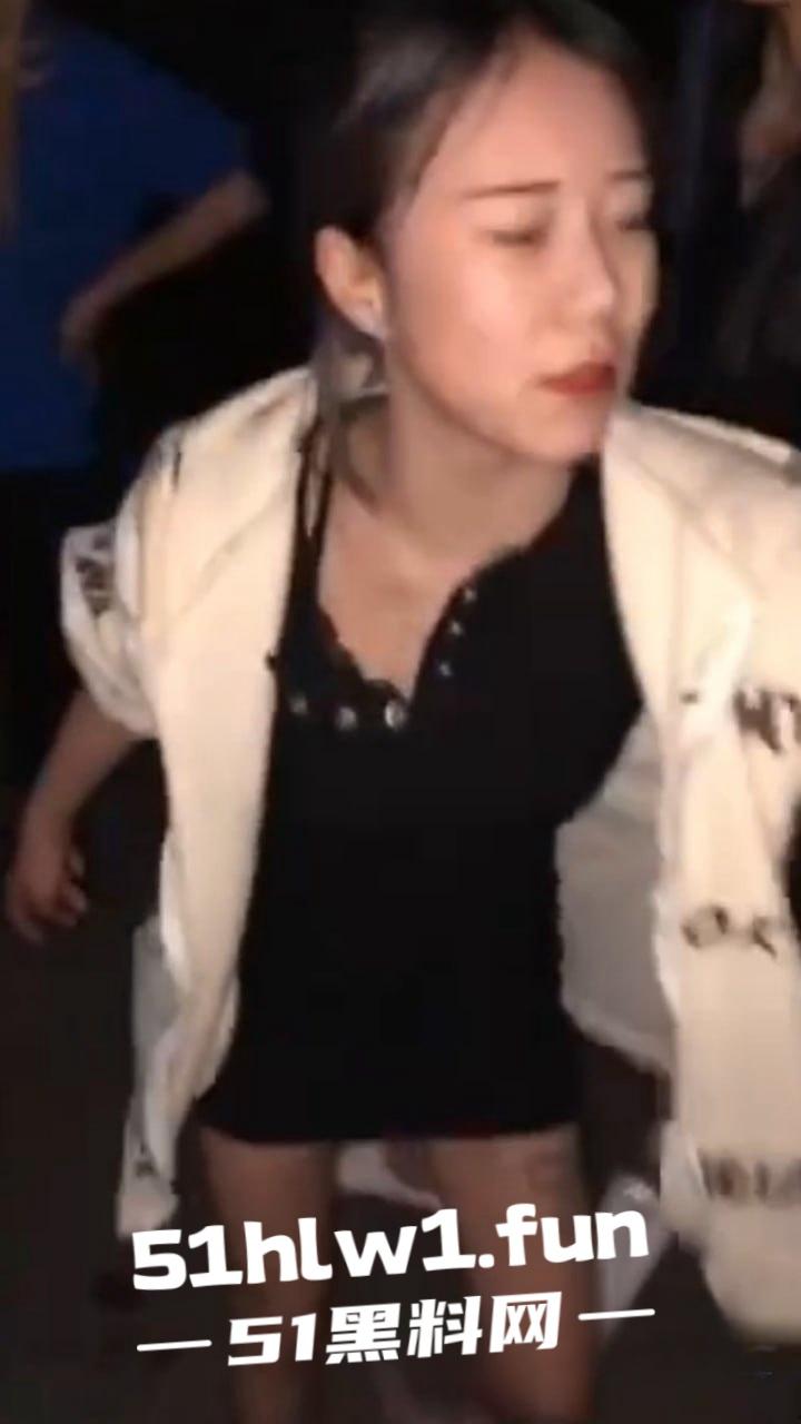 霸凌女的现世报!安徽铜陵精神小妹霸凌同班女生索要奶茶 被女生校外大姐头带人围殴 简直不要太爽! 第2张 霸凌女的现世报!安徽铜陵精神小妹霸凌同班女生索要奶茶 被女生校外大姐头带人围殴 简直不要太爽! 第2张