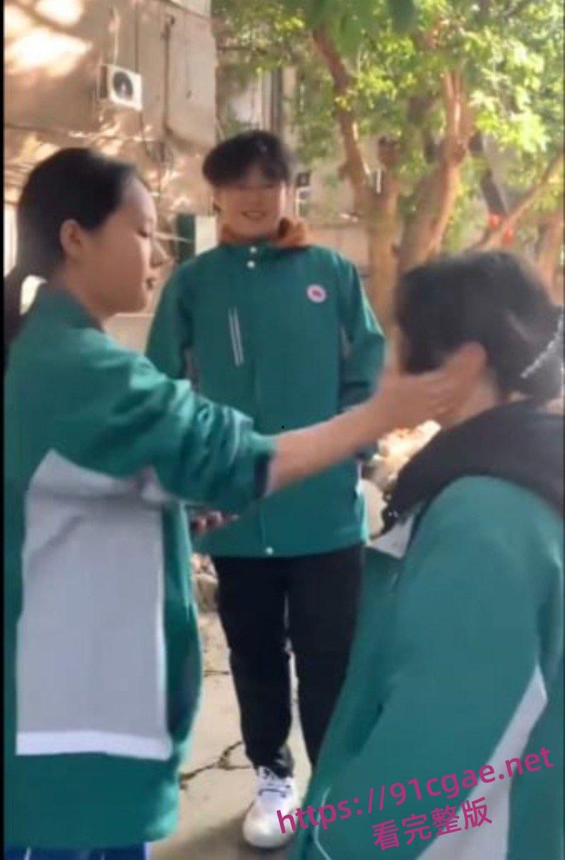 阆中中学女生霸凌事件 女高中生接连被扇大耳光不闪不避 硬气的一逼 男生们围观全程笑嘻嘻 第10张 阆中中学女生霸凌事件 女高中生接连被扇大耳光不闪不避 硬气的一逼 男生们围观全程笑嘻嘻 第10张