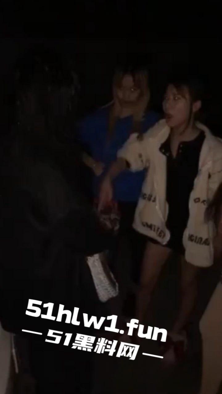 霸凌女的现世报!安徽铜陵精神小妹霸凌同班女生索要奶茶 被女生校外大姐头带人围殴 简直不要太爽! 第3张 霸凌女的现世报!安徽铜陵精神小妹霸凌同班女生索要奶茶 被女生校外大姐头带人围殴 简直不要太爽! 第3张