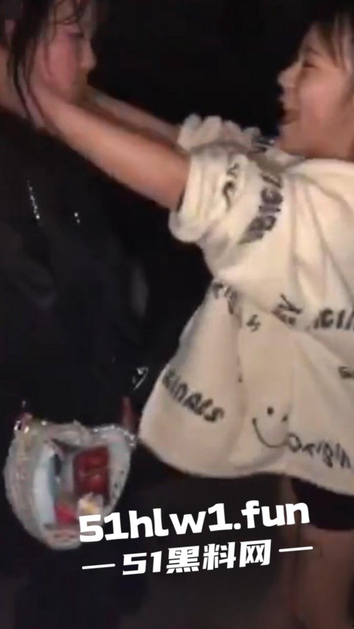 霸凌女的现世报!安徽铜陵精神小妹霸凌同班女生索要奶茶 被女生校外大姐头带人围殴 简直不要太爽! 第5张 霸凌女的现世报!安徽铜陵精神小妹霸凌同班女生索要奶茶 被女生校外大姐头带人围殴 简直不要太爽! 第5张