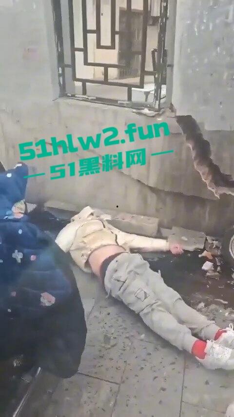 长沙惊现亡命司机，曙光中路地铁站汽车闯红灯狂撞行人，现场鸡飞狗跳司机是真疯了？  第1张