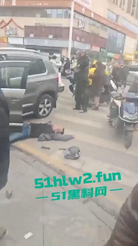 长沙惊现亡命司机，曙光中路地铁站汽车闯红灯狂撞行人，现场鸡飞狗跳司机是真疯了？  第2张