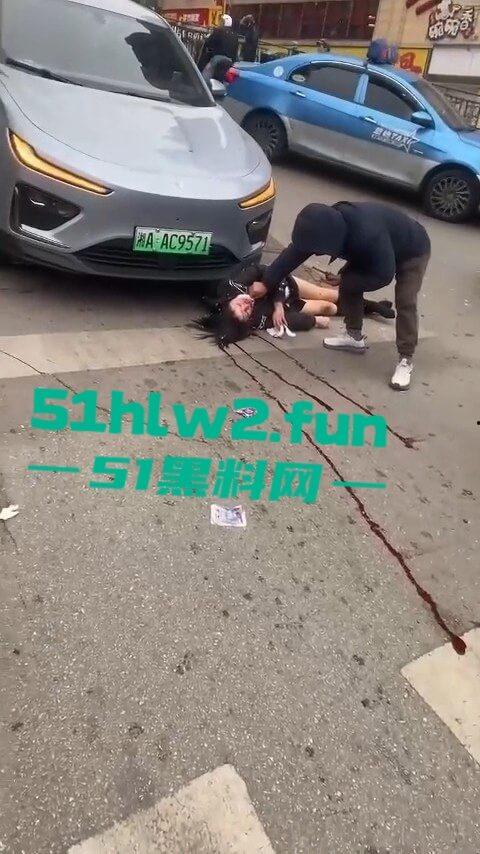 长沙惊现亡命司机，曙光中路地铁站汽车闯红灯狂撞行人，现场鸡飞狗跳司机是真疯了？  第3张