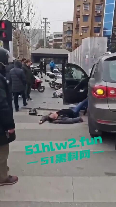 长沙惊现亡命司机，曙光中路地铁站汽车闯红灯狂撞行人，现场鸡飞狗跳司机是真疯了？  第4张