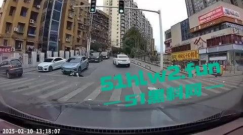 长沙惊现亡命司机，曙光中路地铁站汽车闯红灯狂撞行人，现场鸡飞狗跳司机是真疯了？  第5张