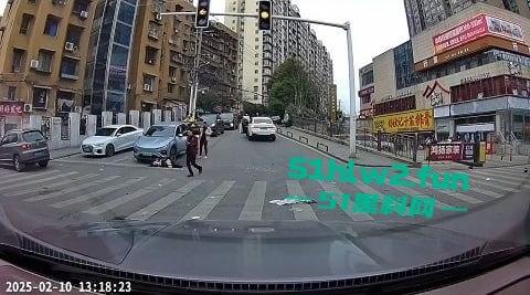 长沙惊现亡命司机，曙光中路地铁站汽车闯红灯狂撞行人，现场鸡飞狗跳司机是真疯了？  第6张