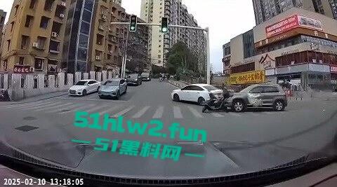 长沙惊现亡命司机，曙光中路地铁站汽车闯红灯狂撞行人，现场鸡飞狗跳司机是真疯了？  第7张