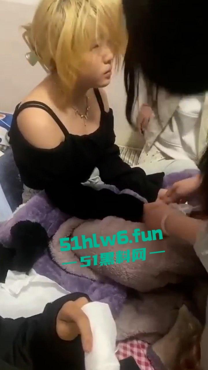 精神小妹霸气抓奸，黄毛小妹被学院大哥大哄骗上床，大嫂上门捉奸用巴掌亲切问候！  第3张